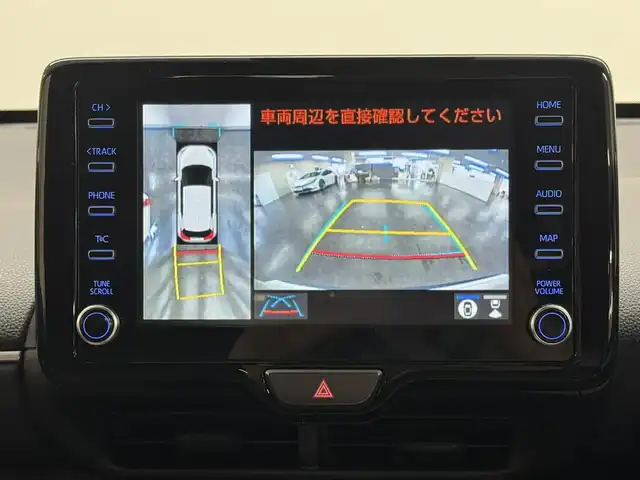 トヨタ ヤリスクロス ハイブリッド Z 三重県 2021(令3)年 0.4万km ホワイトパールクリスタルシャイン ハイブリッド/FF/フロアCVT/純正 8インチディスプレイオーディオ＆ナビ/（AM/FM/USB/iPod/Bluetooth/Miracast/TV/CarPlay/AndroidAuto）/【OP】パノラミックビューモニター/ドライブレコーダー 前後/ビルトイン ETC2.0/Toyota Safety Sense/・プリクラッシュセーフティ［PCS］/・レーントレーシングアシスト［LTA］/・レーダークルコン（全車速追従機能付）/・オートハイビーム［AHB］/・ロードサインアシスト［RSA］/・セカンダリーコリジョンブレーキ［SCB］/・インテリジェントクリアランスソナー［パーキングサポートブレーキ（静止物＆後方接近車両）］/・【OP】ブラインドスポットモニター［BSM］/・先行車発進告知機能/装備/・ハーフレザーシート/・シートヒーター（D/N）/・パワーシート（D6way）/・オートエアコン/・オートライト/・LEDヘッドランプ/・ステアリングスイッチ/・プッシュスタート/・電子パーキングブレーキ＆ブレーキホールド/・USBジャック（充電用x1、入力用x1）/・純正18inAW/・保/取/マルチ取/ナビ取/・スマートキーx2/など