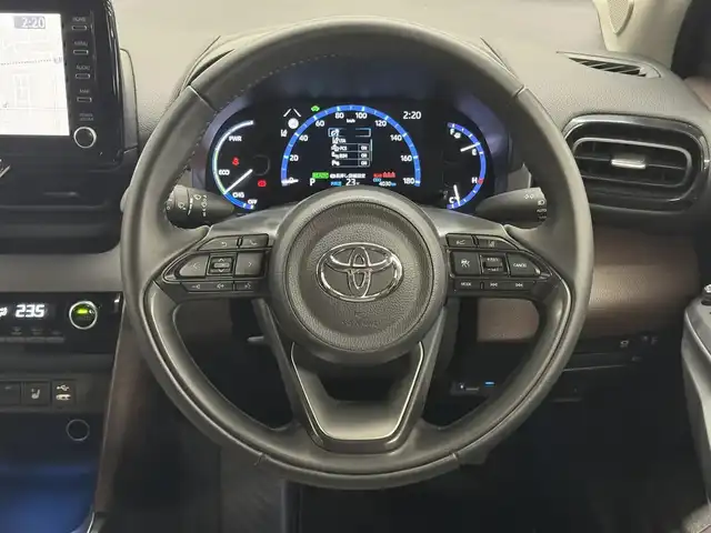 トヨタ ヤリスクロス ハイブリッド Z 三重県 2021(令3)年 0.4万km ホワイトパールクリスタルシャイン ハイブリッド/FF/フロアCVT/純正 8インチディスプレイオーディオ＆ナビ/（AM/FM/USB/iPod/Bluetooth/Miracast/TV/CarPlay/AndroidAuto）/【OP】パノラミックビューモニター/ドライブレコーダー 前後/ビルトイン ETC2.0/Toyota Safety Sense/・プリクラッシュセーフティ［PCS］/・レーントレーシングアシスト［LTA］/・レーダークルコン（全車速追従機能付）/・オートハイビーム［AHB］/・ロードサインアシスト［RSA］/・セカンダリーコリジョンブレーキ［SCB］/・インテリジェントクリアランスソナー［パーキングサポートブレーキ（静止物＆後方接近車両）］/・【OP】ブラインドスポットモニター［BSM］/・先行車発進告知機能/装備/・ハーフレザーシート/・シートヒーター（D/N）/・パワーシート（D6way）/・オートエアコン/・オートライト/・LEDヘッドランプ/・ステアリングスイッチ/・プッシュスタート/・電子パーキングブレーキ＆ブレーキホールド/・USBジャック（充電用x1、入力用x1）/・純正18inAW/・保/取/マルチ取/ナビ取/・スマートキーx2/など