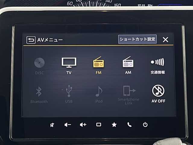 スズキ ソリオ バンディット HV MV 愛知県 2024(令6)年 1.3万km ピュアホワイトP 禁煙車/純正9インチナビ/（CD/DVD/Bluetooth/フルセグTV/USB）/全方位カメラ/スズキセーフティサポート/・衝突軽減ブレーキ/・レーンキープアシスト/・追従式クルーズコントロール/・オートマチックハイビーム/・クリアランスソナー/ヘッドアップディスプレイ/両側パワースライドドア/シートヒーター/スマートキー/プッシュスタート/スペアキー有/LEDヘッドライト