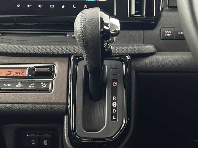 スズキ ソリオ バンディット HV MV 愛知県 2024(令6)年 1.3万km ピュアホワイトP 禁煙車/純正9インチナビ/（CD/DVD/Bluetooth/フルセグTV/USB）/全方位カメラ/スズキセーフティサポート/・衝突軽減ブレーキ/・レーンキープアシスト/・追従式クルーズコントロール/・オートマチックハイビーム/・クリアランスソナー/ヘッドアップディスプレイ/両側パワースライドドア/シートヒーター/スマートキー/プッシュスタート/スペアキー有/LEDヘッドライト