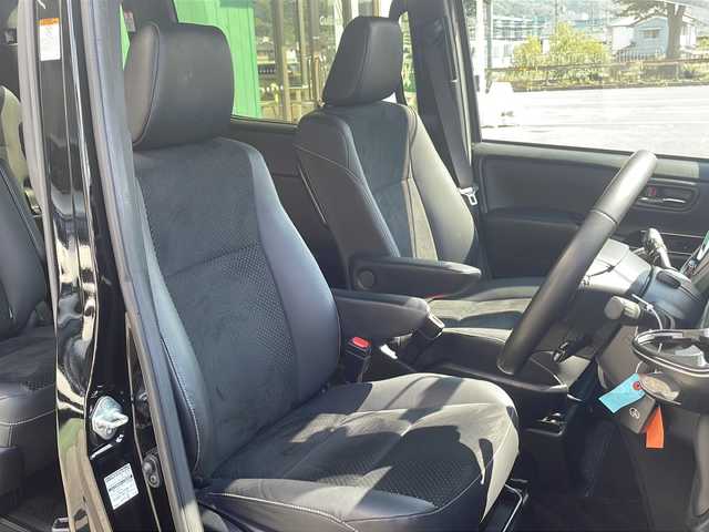 トヨタ ヴォクシー ZS 煌Ⅲ 京都府 2021(令3)年 3.7万km ブラック 純正9インチナビ　Bluetoothオーディオ　DVD再生　フルセグ　バックカメラ　後席フリップダウンモニター　クルーズコントロール　LEDヘッドライト　前後ドラレコ　プリクラッシュセーフティ　禁煙車