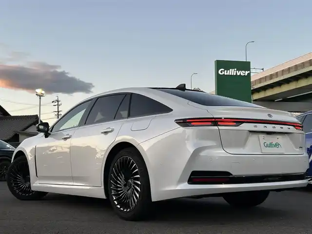 トヨタ クラウン Z 愛知県 2024(令6)年 0.6万km プラチナホワイトパールマイカ パノラマルーフ/ブラックパッケージ/デジタルインナーミラー /純正ナビ/フルセグTV/BT/AC100V電源/パノラミックビューモニター/ビルトイン2.0ETC/純正20インチAW/トヨタセーフティセンス/ブラインドスポットモニター/ヘッドアップディスプレイ/レーダークルーズコントロール/パワーバックドア/電動リアサンシェード/レザーシート/パワーシート/シートヒーター /エアシート/純正フロアマット/取説、保証書