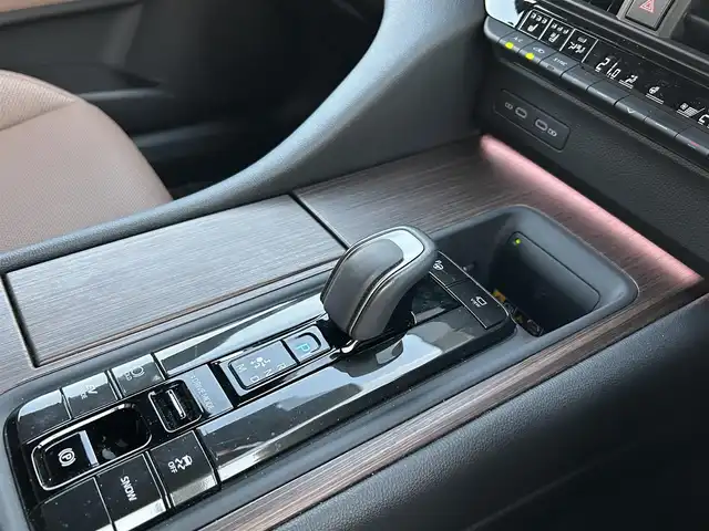 トヨタ クラウン Z 愛知県 2024(令6)年 0.6万km プラチナホワイトパールマイカ パノラマルーフ/ブラックパッケージ/デジタルインナーミラー /純正ナビ/フルセグTV/BT/AC100V電源/パノラミックビューモニター/ビルトイン2.0ETC/純正20インチAW/トヨタセーフティセンス/ブラインドスポットモニター/ヘッドアップディスプレイ/レーダークルーズコントロール/パワーバックドア/電動リアサンシェード/レザーシート/パワーシート/シートヒーター /エアシート/純正フロアマット/取説、保証書