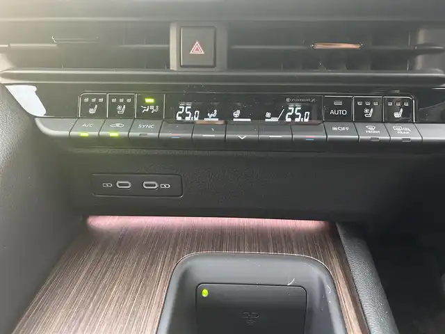 トヨタ クラウン Z 愛知県 2024(令6)年 0.6万km プラチナホワイトパールマイカ パノラマルーフ/ブラックパッケージ/デジタルインナーミラー /純正ナビ/フルセグTV/BT/AC100V電源/パノラミックビューモニター/ビルトイン2.0ETC/純正20インチAW/トヨタセーフティセンス/ブラインドスポットモニター/ヘッドアップディスプレイ/レーダークルーズコントロール/パワーバックドア/電動リアサンシェード/レザーシート/パワーシート/シートヒーター /エアシート/純正フロアマット/取説、保証書