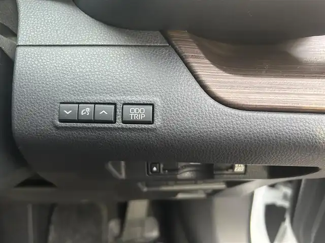 トヨタ クラウン Z 愛知県 2024(令6)年 0.6万km プラチナホワイトパールマイカ パノラマルーフ/ブラックパッケージ/デジタルインナーミラー /純正ナビ/フルセグTV/BT/AC100V電源/パノラミックビューモニター/ビルトイン2.0ETC/純正20インチAW/トヨタセーフティセンス/ブラインドスポットモニター/ヘッドアップディスプレイ/レーダークルーズコントロール/パワーバックドア/電動リアサンシェード/レザーシート/パワーシート/シートヒーター /エアシート/純正フロアマット/取説、保証書