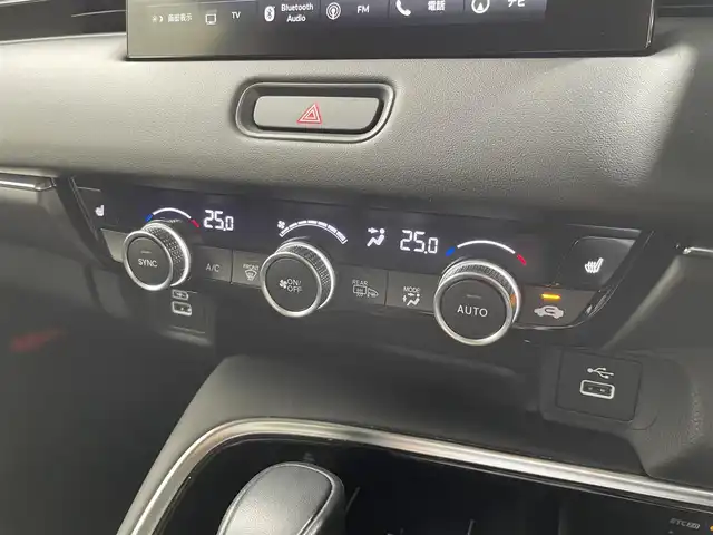 ホンダ ヴェゼル ハイブリッド e:HEV Z 大阪府 2021(令3)年 1.1万km プレミアムサンライトホワイトパール Moduloフロントグリル/18incAW ホンダセンシング シーケンシャル 純正9incナビTV 360カメラ ETC ハーフレザー シートヒーター 電動リアゲート 衝突軽減 レーダーC BSM 置くだけ充電