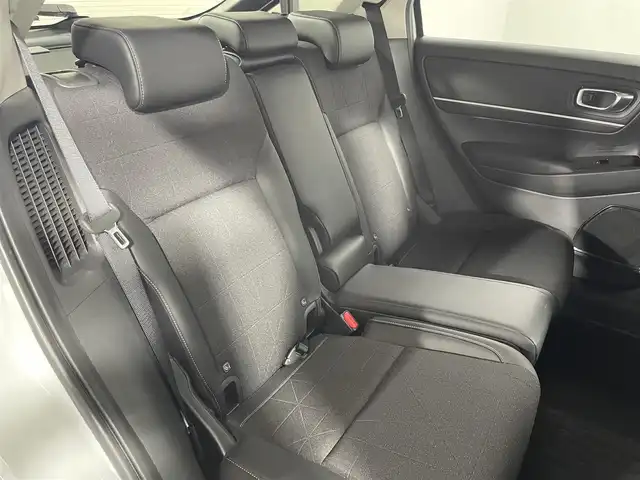 ホンダ ヴェゼル ハイブリッド e:HEV Z 大阪府 2021(令3)年 1.1万km プレミアムサンライトホワイトパール Moduloフロントグリル/18incAW ホンダセンシング シーケンシャル 純正9incナビTV 360カメラ ETC ハーフレザー シートヒーター 電動リアゲート 衝突軽減 レーダーC BSM 置くだけ充電