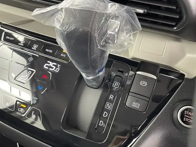 三菱 デリカミニ T プレミアム 富山県 2025(令7)年 0.1千km アメジストブラック/シルキーホワイト T　PREMIUM　4WD　/純正9型ディスプレイオーディオ（121330）（DA22JM)/　　－－bluetooth、Carplay、Androidauto/サイドデカール（33440）/全周囲カメラ/前後コーナーセンサー/前席シートヒーター/ステアリングヒーター/両側パワースライドドア（フットオープン可）/純正15インチAW/ACC/衝突軽減ブレーキ/車線逸脱警報/車線逸脱防止支援/MIパイロット/先行車発進お知らせ/スマートキー/プッシュスタート/オートライト/LEDヘッドライト/フォグ/ルーフレール/オートホールド/ヒルディセントコントロール/パドルシフト/横滑防止装置/保証書、取説/スペアキー