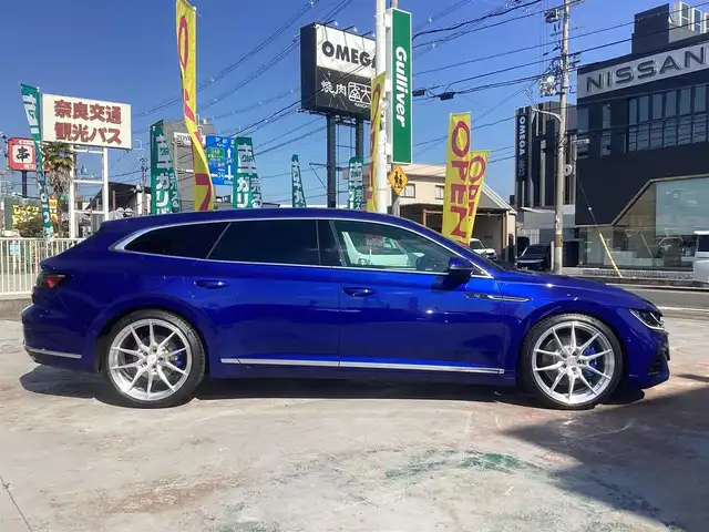 フォルクスワーゲン ＶＷ アルテオン SB TSI 4モーション Rラインアドバンス 京都府 2022(令4)年 1.3万km 青 ラグジュアリーパッケージ/　・　パノラミックスライディングサンルーフ/　・　Harman Kardon プレミアムサウンド/社外20インチアルミ/ローダウン/オールインセーフティ/レーダークルーズ/黒ナッパレザーシート/運転席マッサージシート/前席ＰＷシート/前後シートヒーター/ＰＷバックドア/デジタルコクピットプロ/ヘッドアップディスプレー/アイドリングストップ/パドルシフト/7速ＤＳＧ/パノラミックビューカメラ/ビルトインETC2.0/LEDヘッドライト/前後クリアランスソナー/スペアキー/新車保証書/取扱説明書