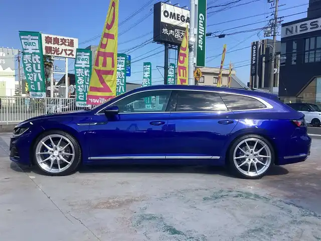 フォルクスワーゲン ＶＷ アルテオン SB TSI 4モーション Rラインアドバンス 京都府 2022(令4)年 1.3万km 青 ラグジュアリーパッケージ/　・　パノラミックスライディングサンルーフ/　・　Harman Kardon プレミアムサウンド/社外20インチアルミ/ローダウン/オールインセーフティ/レーダークルーズ/黒ナッパレザーシート/運転席マッサージシート/前席ＰＷシート/前後シートヒーター/ＰＷバックドア/デジタルコクピットプロ/ヘッドアップディスプレー/アイドリングストップ/パドルシフト/7速ＤＳＧ/パノラミックビューカメラ/ビルトインETC2.0/LEDヘッドライト/前後クリアランスソナー/スペアキー/新車保証書/取扱説明書