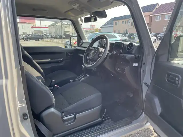 スズキ ジムニー XL 青森県 2021(令3)年 2.7万km ミディアムグレー 4WD/ワンオーナー/寒冷地仕様/純正16AW/社外メモリナビ/・フルセグTV/AM/FM/CD/DVD/BT/背面タイヤ/前席シートヒーター/フォグランプ/オートライト/横滑り防止機能/ヒルスタートアシスト/衝突軽減ブレーキ/車線逸脱警報/盗難防止機能/UVカットガラス/プライバシーガラス/セキュリティアラーム/スペアキー/保証書/取扱説明書