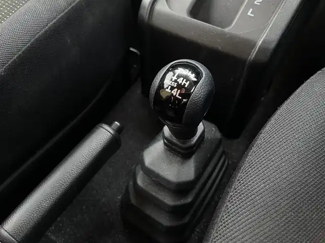 スズキ ジムニー XL 青森県 2021(令3)年 2.7万km ミディアムグレー 4WD/ワンオーナー/寒冷地仕様/純正16AW/社外メモリナビ/・フルセグTV/AM/FM/CD/DVD/BT/背面タイヤ/前席シートヒーター/フォグランプ/オートライト/横滑り防止機能/ヒルスタートアシスト/衝突軽減ブレーキ/車線逸脱警報/盗難防止機能/UVカットガラス/プライバシーガラス/セキュリティアラーム/スペアキー/保証書/取扱説明書