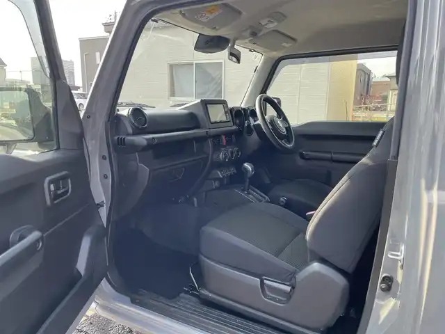 スズキ ジムニー XL 青森県 2021(令3)年 2.7万km ミディアムグレー 4WD/ワンオーナー/寒冷地仕様/純正16AW/社外メモリナビ/・フルセグTV/AM/FM/CD/DVD/BT/背面タイヤ/前席シートヒーター/フォグランプ/オートライト/横滑り防止機能/ヒルスタートアシスト/衝突軽減ブレーキ/車線逸脱警報/盗難防止機能/UVカットガラス/プライバシーガラス/セキュリティアラーム/スペアキー/保証書/取扱説明書