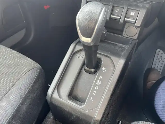 スズキ ジムニー XL 青森県 2021(令3)年 2.7万km ミディアムグレー 4WD/ワンオーナー/寒冷地仕様/純正16AW/社外メモリナビ/・フルセグTV/AM/FM/CD/DVD/BT/背面タイヤ/前席シートヒーター/フォグランプ/オートライト/横滑り防止機能/ヒルスタートアシスト/衝突軽減ブレーキ/車線逸脱警報/盗難防止機能/UVカットガラス/プライバシーガラス/セキュリティアラーム/スペアキー/保証書/取扱説明書