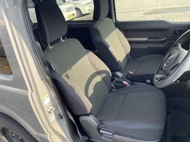 スズキ ジムニー XL 青森県 2021(令3)年 2.7万km ミディアムグレー 4WD/ワンオーナー/寒冷地仕様/純正16AW/社外メモリナビ/・フルセグTV/AM/FM/CD/DVD/BT/背面タイヤ/前席シートヒーター/フォグランプ/オートライト/横滑り防止機能/ヒルスタートアシスト/衝突軽減ブレーキ/車線逸脱警報/盗難防止機能/UVカットガラス/プライバシーガラス/セキュリティアラーム/スペアキー/保証書/取扱説明書