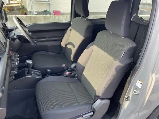 スズキ ジムニー XL 青森県 2021(令3)年 2.7万km ミディアムグレー 4WD/ワンオーナー/寒冷地仕様/純正16AW/社外メモリナビ/・フルセグTV/AM/FM/CD/DVD/BT/背面タイヤ/前席シートヒーター/フォグランプ/オートライト/横滑り防止機能/ヒルスタートアシスト/衝突軽減ブレーキ/車線逸脱警報/盗難防止機能/UVカットガラス/プライバシーガラス/セキュリティアラーム/スペアキー/保証書/取扱説明書