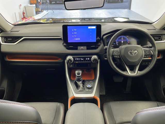 トヨタ ＲＡＶ４ アドベンチャー 大阪府 2023(令5)年 3.4万km アティチュードブラックマイカ ４WD/純正10.5インチディスプレイオーディオ/【BT/フルセグTV/ナビ/AUX/USB]/アラウンドビューモニター/パノラマルーフ/デジタルインナーミラー/ETC2.0/衝突被害軽減システム/ブラインドスポットモニター/コーナーセンサー前後/レーンキープアシスト/クルーズコントロール追従/オートライト/パワーシート　D席/シートヒータ　D+N席/エアシート　D+N席/ステアリングヒーター/メモリシート/純正19インチAW/純正フロアマット