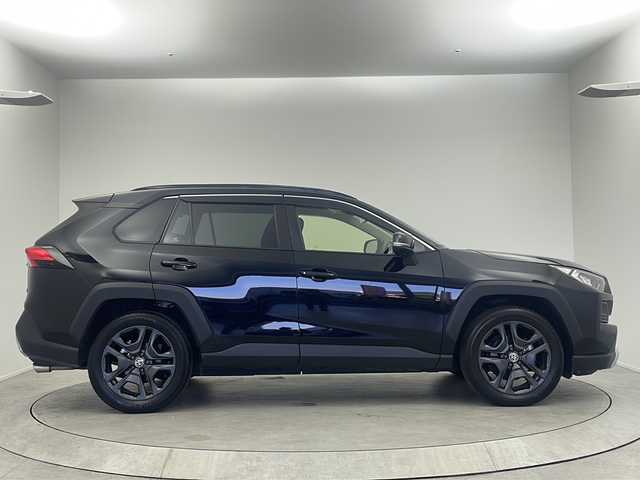 トヨタ ＲＡＶ４ アドベンチャー 大阪府 2023(令5)年 3.4万km アティチュードブラックマイカ ４WD/純正10.5インチディスプレイオーディオ/【BT/フルセグTV/ナビ/AUX/USB]/アラウンドビューモニター/パノラマルーフ/デジタルインナーミラー/ETC2.0/衝突被害軽減システム/ブラインドスポットモニター/コーナーセンサー前後/レーンキープアシスト/クルーズコントロール追従/オートライト/パワーシート　D席/シートヒータ　D+N席/エアシート　D+N席/ステアリングヒーター/メモリシート/純正19インチAW/純正フロアマット