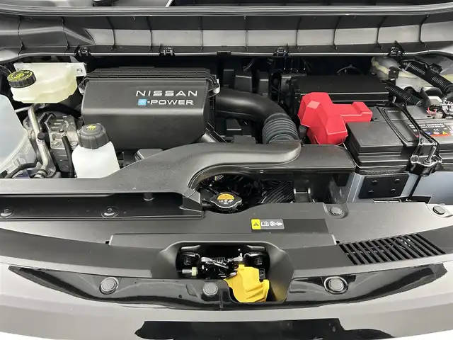 日産 セレナ e－パワー ハイウェイスター V 千葉県 2025(令7)年 0.1千km プリズムホワイト 登録済未使用車/エマージェンシーブレーキ/・プロパイロット/・レーンキープアシスト/・車線逸脱警報システム/・ブラインドスポットモニター/・クリアランスソナー/純正12.3インチコネクティッドナビ/・USB/Bluetooth/フルセグTV/・アラウンドビューモニター/・ビルトインETC2.0/・インテリジェントルームミラー/・純正前後ドライブレコーダー/両側パワースライドドア/革巻きステアリング/・ステアリングスイッチ/e-Pedal/電子パーキング/・ブレーキホールド/ハーフレザーシート/左右独立エアコン/置くだけ充電/オートライト/・オートマチックハイビーム/・LEDヘッドライト/・LEDフォグランプ/純正16インチAW/電動格納ウインカーミラー/プッシュスタート/・スマートキー/・スペアキー/取扱説明書、新車時保証書