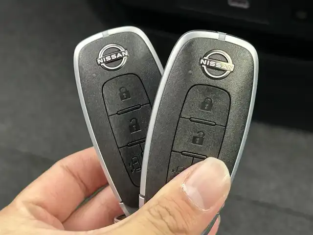 日産 セレナ e－パワー ハイウェイスター V 千葉県 2025(令7)年 0.1千km プリズムホワイト 登録済未使用車/エマージェンシーブレーキ/・プロパイロット/・レーンキープアシスト/・車線逸脱警報システム/・ブラインドスポットモニター/・クリアランスソナー/純正12.3インチコネクティッドナビ/・USB/Bluetooth/フルセグTV/・アラウンドビューモニター/・ビルトインETC2.0/・インテリジェントルームミラー/・純正前後ドライブレコーダー/両側パワースライドドア/革巻きステアリング/・ステアリングスイッチ/e-Pedal/電子パーキング/・ブレーキホールド/ハーフレザーシート/左右独立エアコン/置くだけ充電/オートライト/・オートマチックハイビーム/・LEDヘッドライト/・LEDフォグランプ/純正16インチAW/電動格納ウインカーミラー/プッシュスタート/・スマートキー/・スペアキー/取扱説明書、新車時保証書