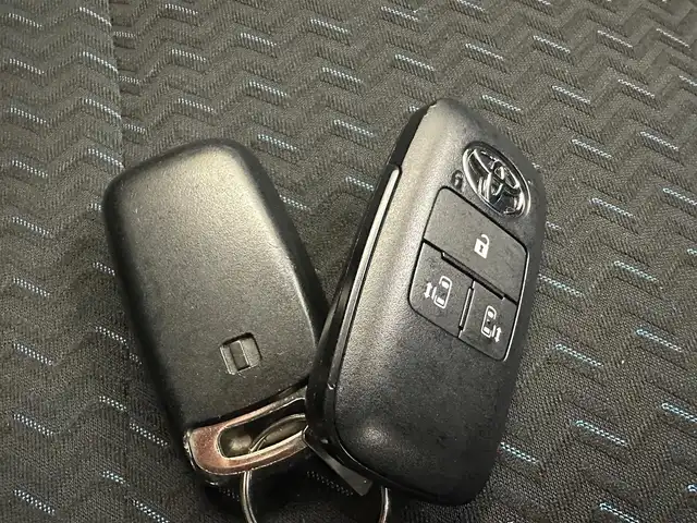 トヨタ ルーミー カスタムG－T 兵庫県 2023(令5)年 1.1万km ブラックマイカメタリック ・純正SDナビ/・全方位モニタ-/・純正前後ドライブレコーダー/・ETC2.0/・両側パワースライドドア/・衝突軽減ブレーキ/・レーンキープアシスト/・追従クルーズコントロール/・電子パーキングブレーキ/・純正15インチアルミホイール/・オートライト/・オートハイビーム/・LEDヘッドライト/・LEDフォグランプ/・前後コーナーセンサー/・純正フロアマット/・スマートキー/・スペアキー1本/・プッシュスタート