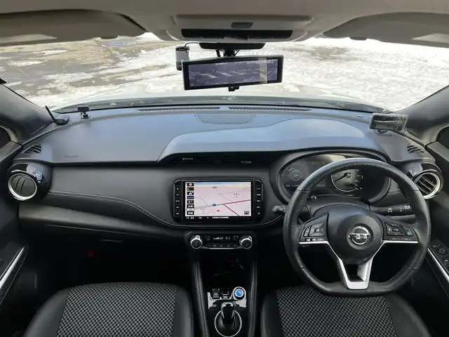 日産 キックス X 道央・札幌 2021(令3)年 6万km ブリリアントホワイトパール ワンオーナー/純正SDナビ/AM/FM/BT/SD/CD/DVD/フルセグ/衝突被害軽減ブレーキ/横滑り防止装置/レーダークルーズコントロール/クリアランスソナー/バックカメラ/フロントカメラ/サイドカメラ/全方位カメラ/アラウンドビューモニター/ビルトインETC/DRIVEMODE/EVMODE/前席シートヒーター/ハーフレザーシート/革巻きステアリング/ステアリングリモコン/ハンドルヒーター/電動パーキング/オートブレーキホールド/デジタルインナーミラー/レーダー探知機/プッシュスタート/スマートキー/LEDヘッドライト/オートライト/フォグランプ/ヘッドライトレベライザー/電動格納ミラー/ウィンカーミラー/純正フロアマット/ドアバイザー/スペアキー/純正エンジンスターター