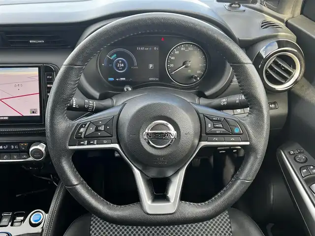 日産 キックス X 道央・札幌 2021(令3)年 6万km ブリリアントホワイトパール ワンオーナー/純正SDナビ/AM/FM/BT/SD/CD/DVD/フルセグ/衝突被害軽減ブレーキ/横滑り防止装置/レーダークルーズコントロール/クリアランスソナー/バックカメラ/フロントカメラ/サイドカメラ/全方位カメラ/アラウンドビューモニター/ビルトインETC/DRIVEMODE/EVMODE/前席シートヒーター/ハーフレザーシート/革巻きステアリング/ステアリングリモコン/ハンドルヒーター/電動パーキング/オートブレーキホールド/デジタルインナーミラー/レーダー探知機/プッシュスタート/スマートキー/LEDヘッドライト/オートライト/フォグランプ/ヘッドライトレベライザー/電動格納ミラー/ウィンカーミラー/純正フロアマット/ドアバイザー/スペアキー/純正エンジンスターター