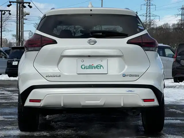 日産 キックス X 道央・札幌 2021(令3)年 6万km ブリリアントホワイトパール ワンオーナー/純正SDナビ/AM/FM/BT/SD/CD/DVD/フルセグ/衝突被害軽減ブレーキ/横滑り防止装置/レーダークルーズコントロール/クリアランスソナー/バックカメラ/フロントカメラ/サイドカメラ/全方位カメラ/アラウンドビューモニター/ビルトインETC/DRIVEMODE/EVMODE/前席シートヒーター/ハーフレザーシート/革巻きステアリング/ステアリングリモコン/ハンドルヒーター/電動パーキング/オートブレーキホールド/デジタルインナーミラー/レーダー探知機/プッシュスタート/スマートキー/LEDヘッドライト/オートライト/フォグランプ/ヘッドライトレベライザー/電動格納ミラー/ウィンカーミラー/純正フロアマット/ドアバイザー/スペアキー/純正エンジンスターター
