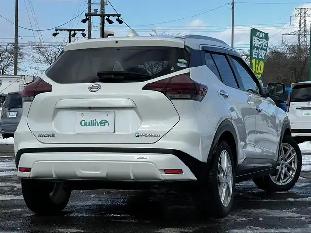 日産 キックス X 道央・札幌 2021(令3)年 6万km ブリリアントホワイトパール ワンオーナー/純正SDナビ/AM/FM/BT/SD/CD/DVD/フルセグ/衝突被害軽減ブレーキ/横滑り防止装置/レーダークルーズコントロール/クリアランスソナー/バックカメラ/フロントカメラ/サイドカメラ/全方位カメラ/アラウンドビューモニター/ビルトインETC/DRIVEMODE/EVMODE/前席シートヒーター/ハーフレザーシート/革巻きステアリング/ステアリングリモコン/ハンドルヒーター/電動パーキング/オートブレーキホールド/デジタルインナーミラー/レーダー探知機/プッシュスタート/スマートキー/LEDヘッドライト/オートライト/フォグランプ/ヘッドライトレベライザー/電動格納ミラー/ウィンカーミラー/純正フロアマット/ドアバイザー/スペアキー/純正エンジンスターター