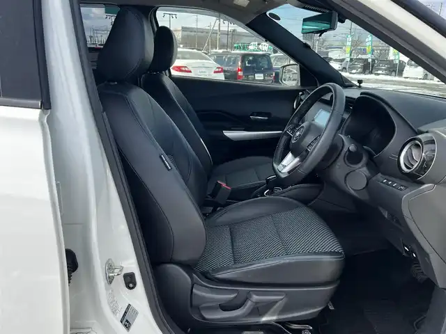 日産 キックス X 道央・札幌 2021(令3)年 6万km ブリリアントホワイトパール ワンオーナー/純正SDナビ/AM/FM/BT/SD/CD/DVD/フルセグ/衝突被害軽減ブレーキ/横滑り防止装置/レーダークルーズコントロール/クリアランスソナー/バックカメラ/フロントカメラ/サイドカメラ/全方位カメラ/アラウンドビューモニター/ビルトインETC/DRIVEMODE/EVMODE/前席シートヒーター/ハーフレザーシート/革巻きステアリング/ステアリングリモコン/ハンドルヒーター/電動パーキング/オートブレーキホールド/デジタルインナーミラー/レーダー探知機/プッシュスタート/スマートキー/LEDヘッドライト/オートライト/フォグランプ/ヘッドライトレベライザー/電動格納ミラー/ウィンカーミラー/純正フロアマット/ドアバイザー/スペアキー/純正エンジンスターター