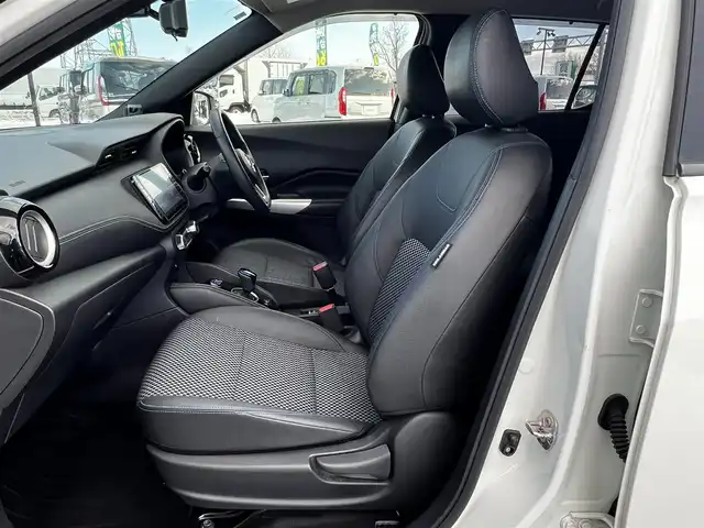 日産 キックス X 道央・札幌 2021(令3)年 6万km ブリリアントホワイトパール ワンオーナー/純正SDナビ/AM/FM/BT/SD/CD/DVD/フルセグ/衝突被害軽減ブレーキ/横滑り防止装置/レーダークルーズコントロール/クリアランスソナー/バックカメラ/フロントカメラ/サイドカメラ/全方位カメラ/アラウンドビューモニター/ビルトインETC/DRIVEMODE/EVMODE/前席シートヒーター/ハーフレザーシート/革巻きステアリング/ステアリングリモコン/ハンドルヒーター/電動パーキング/オートブレーキホールド/デジタルインナーミラー/レーダー探知機/プッシュスタート/スマートキー/LEDヘッドライト/オートライト/フォグランプ/ヘッドライトレベライザー/電動格納ミラー/ウィンカーミラー/純正フロアマット/ドアバイザー/スペアキー/純正エンジンスターター