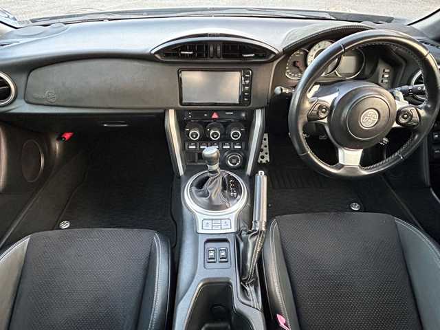 トヨタ ８６ GT リミテッド 茨城県 2016(平28)年 4万km ダークグレーメタリック 後期型モデル/純正ナビ/バックカメラ/革巻きステアリング/ステアリングスイッチ/フルセグテレビ/バックカメラ/スマートキー/プッシュスタート/ハーフレザーシート/シートヒーター/クルーズコントロール/純正フロアマット/LEDヘッドライト/ETC/リアウイング