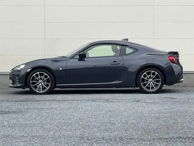 トヨタ ８６ GT リミテッド 茨城県 2016(平28)年 4万km ダークグレーメタリック 後期型モデル/純正ナビ/バックカメラ/革巻きステアリング/ステアリングスイッチ/フルセグテレビ/バックカメラ/スマートキー/プッシュスタート/ハーフレザーシート/シートヒーター/クルーズコントロール/純正フロアマット/LEDヘッドライト/ETC/リアウイング