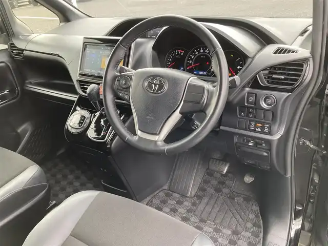 トヨタ ノア Si ダブルバイビーⅡ 千葉県 2020(令2)年 2.9万km ブラック 純正9インチナビ/(フルセグTV/BT/CD/DVD/FM/AM)/純正12インチフリップダウンモニター/モデリスタエアロ/バックカメラ/衝突被害軽減システム/車線逸脱警報/クルーズコントロール/ハーフレザーシート/両側パワースライドドア/横滑り防止装置/ビルトインETC/前後ドライブレコーダー/アイドリングストップ/LEDヘッドライト/フォグランプ/オートライト/ウィンカーミラー/電動格納ミラー/純正16インチAW/シートリフター/プッシュスタート/スマートキー/フロアマット/スペアキー/取扱説明書/保証書