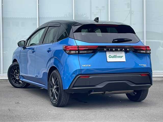 日産 ノート X FOUR 神奈川県 2023(令5)年 0.3万km ビビットブルー / スーパーブラック 2トーン 純正SDナビ　(MM222D-L)/BT/HDMI/USB/AUX/スペアキー１本　/４ＷＤ　/ステアリングヒーター　/シートヒーター　/パーキングアシスト/ＥＴＣ　/クリアランスソナー　/トレースコントロール　/ABS　/横滑り防止装置　/レーンキープアシスト　/衝突被害軽減システム/純正フロアマット/オートマチックハイビーム/オートライト