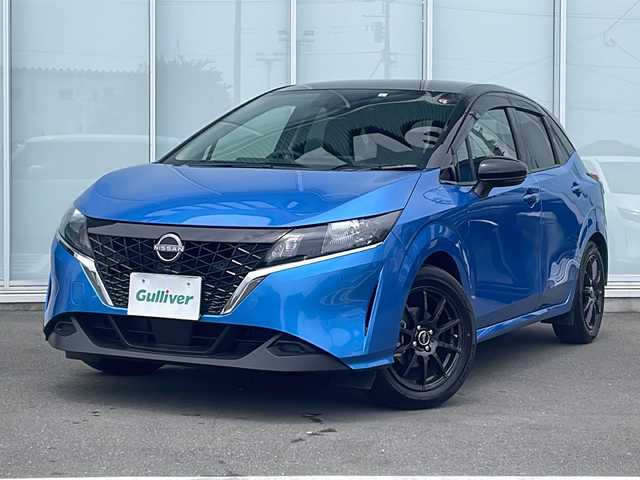 日産 ノート X FOUR 神奈川県 2023(令5)年 0.3万km ビビットブルー / スーパーブラック 2トーン 純正SDナビ　(MM222D-L)/BT/HDMI/USB/AUX/スペアキー１本　/４ＷＤ　/ステアリングヒーター　/シートヒーター　/パーキングアシスト/ＥＴＣ　/クリアランスソナー　/トレースコントロール　/ABS　/横滑り防止装置　/レーンキープアシスト　/衝突被害軽減システム/純正フロアマット/オートマチックハイビーム/オートライト