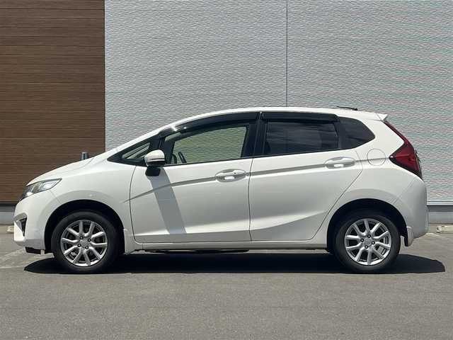 ホンダ フィット 13G Fパッケージ 秋田県 2015(平27)年 13.1万km プレミアムホワイトパール ４WD/純正ナビ/ワンセグ/バックカメラ/社外アルミ/スマートキー/アイドリングストップ/プッシュスタート/ステアリングスイッチ/ETC/純正フロアマット/純正ドアバイザー/オートエアコン/パワーステアリング/パワーウィンドウ/レベライザー/横滑り防止/電動格納ウィンカーミラー/保証書/取扱説明書/記録簿