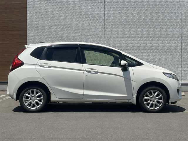 ホンダ フィット 13G Fパッケージ 秋田県 2015(平27)年 13.1万km プレミアムホワイトパール ４WD/純正ナビ/ワンセグ/バックカメラ/社外アルミ/スマートキー/アイドリングストップ/プッシュスタート/ステアリングスイッチ/ETC/純正フロアマット/純正ドアバイザー/オートエアコン/パワーステアリング/パワーウィンドウ/レベライザー/横滑り防止/電動格納ウィンカーミラー/保証書/取扱説明書/記録簿