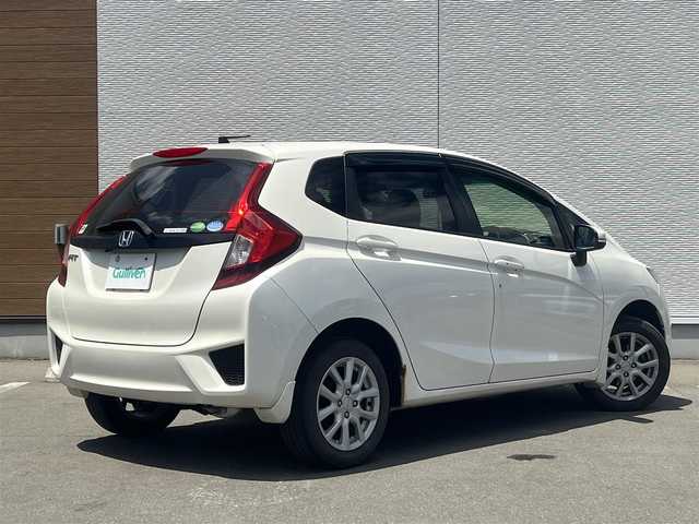 ホンダ フィット 13G Fパッケージ 秋田県 2015(平27)年 13.1万km プレミアムホワイトパール ４WD/純正ナビ/ワンセグ/バックカメラ/社外アルミ/スマートキー/アイドリングストップ/プッシュスタート/ステアリングスイッチ/ETC/純正フロアマット/純正ドアバイザー/オートエアコン/パワーステアリング/パワーウィンドウ/レベライザー/横滑り防止/電動格納ウィンカーミラー/保証書/取扱説明書/記録簿