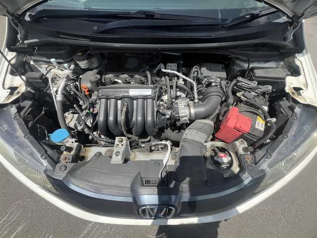 ホンダ フィット 13G Fパッケージ 秋田県 2015(平27)年 13.1万km プレミアムホワイトパール ４WD/純正ナビ/ワンセグ/バックカメラ/社外アルミ/スマートキー/アイドリングストップ/プッシュスタート/ステアリングスイッチ/ETC/純正フロアマット/純正ドアバイザー/オートエアコン/パワーステアリング/パワーウィンドウ/レベライザー/横滑り防止/電動格納ウィンカーミラー/保証書/取扱説明書/記録簿