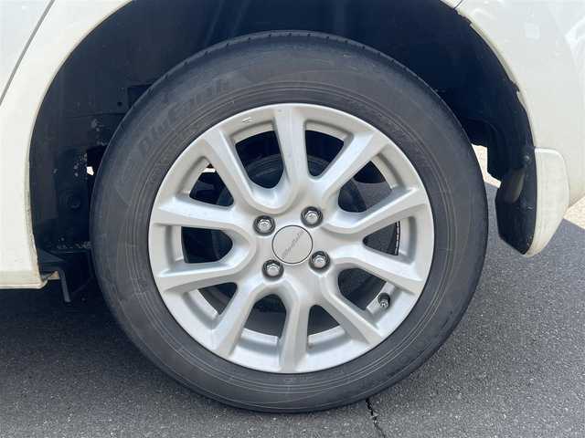 ホンダ フィット 13G Fパッケージ 秋田県 2015(平27)年 13.1万km プレミアムホワイトパール ４WD/純正ナビ/ワンセグ/バックカメラ/社外アルミ/スマートキー/アイドリングストップ/プッシュスタート/ステアリングスイッチ/ETC/純正フロアマット/純正ドアバイザー/オートエアコン/パワーステアリング/パワーウィンドウ/レベライザー/横滑り防止/電動格納ウィンカーミラー/保証書/取扱説明書/記録簿