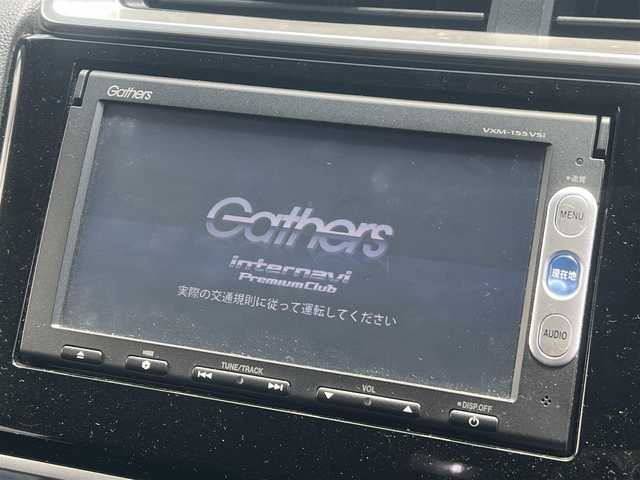 ホンダ フィット 13G Fパッケージ 秋田県 2015(平27)年 13.1万km プレミアムホワイトパール ４WD/純正ナビ/ワンセグ/バックカメラ/社外アルミ/スマートキー/アイドリングストップ/プッシュスタート/ステアリングスイッチ/ETC/純正フロアマット/純正ドアバイザー/オートエアコン/パワーステアリング/パワーウィンドウ/レベライザー/横滑り防止/電動格納ウィンカーミラー/保証書/取扱説明書/記録簿