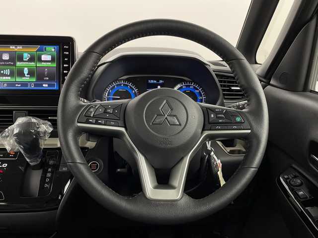 三菱 デリカミニ T プレミアム 新潟県 2025(令7)年 0.1千km 緑Ⅱ 4WD/MI-PILOT/純正ディスプレイオーディオ/　　BT/USB/AndroidAuto/AppleCarPlay/アラウンドビューモニター/両側パワースライドドア/レーダークルーズコントロール/LEDヘッドライト/ハーフレザーシート/シートヒーター/純正アルミホイール/ステアリングスイッチ/ステアリングヒーター/パドルシフト/スマートキー
