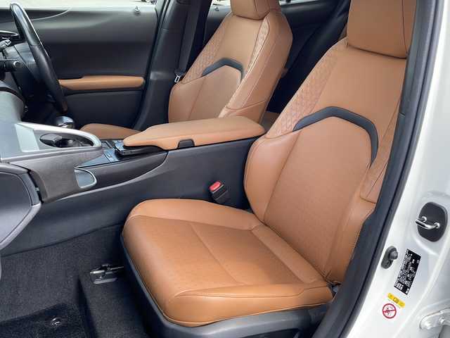 レクサス ＵＸ 250h バージョンC 栃木県 2019(平31)年 8.2万km ソニッククォーツ 純正メモリナビ/Bluetooth CD DVD/TV フルセグ/アラウンドビューモニター/ETC2.0/ドライブレコーダー/レザーシート/パワーシート/シートヒーター/ステアリングヒーター/追従式クルーズコントロール/クリアランスソナー/レーンキープアシスト/衝突被害軽減システム/オートライト/LEDヘッドライト/保証書/取扱説明書/記録簿