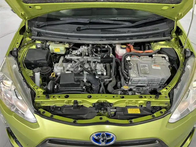 トヨタ アクア X－URBAN 佐賀県 2015(平27)年 9.2万km フレッシュグリーンマイカメタリック 純正7型ナビ/フルセグTV/CD/DVD/FM/AM/バックカメラ/ハーフレザーシート/シートヒーター/横滑り防止装置/ビルトインETC/アイドリングストップ/LEDヘッドライト/フォグランプ/オートライト/ウィンカーミラー/電動格納ミラー/純正16インチAW/シートリフター/プッシュスタート/スマートキー/フロアマット/ルーフレール