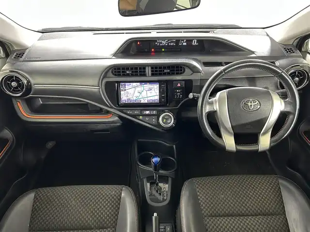 トヨタ アクア X－URBAN 佐賀県 2015(平27)年 9.2万km フレッシュグリーンマイカメタリック 純正7型ナビ/フルセグTV/CD/DVD/FM/AM/バックカメラ/ハーフレザーシート/シートヒーター/横滑り防止装置/ビルトインETC/アイドリングストップ/LEDヘッドライト/フォグランプ/オートライト/ウィンカーミラー/電動格納ミラー/純正16インチAW/シートリフター/プッシュスタート/スマートキー/フロアマット/ルーフレール