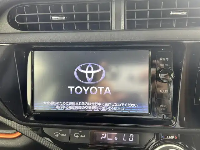 トヨタ アクア X－URBAN 佐賀県 2015(平27)年 9.2万km フレッシュグリーンマイカメタリック 純正7型ナビ/フルセグTV/CD/DVD/FM/AM/バックカメラ/ハーフレザーシート/シートヒーター/横滑り防止装置/ビルトインETC/アイドリングストップ/LEDヘッドライト/フォグランプ/オートライト/ウィンカーミラー/電動格納ミラー/純正16インチAW/シートリフター/プッシュスタート/スマートキー/フロアマット/ルーフレール