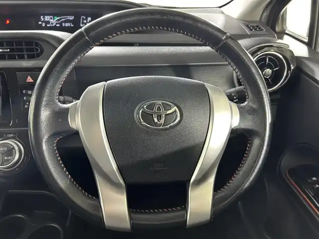 トヨタ アクア X－URBAN 佐賀県 2015(平27)年 9.2万km フレッシュグリーンマイカメタリック 純正7型ナビ/フルセグTV/CD/DVD/FM/AM/バックカメラ/ハーフレザーシート/シートヒーター/横滑り防止装置/ビルトインETC/アイドリングストップ/LEDヘッドライト/フォグランプ/オートライト/ウィンカーミラー/電動格納ミラー/純正16インチAW/シートリフター/プッシュスタート/スマートキー/フロアマット/ルーフレール