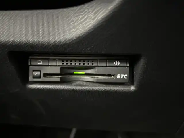 トヨタ アクア X－URBAN 佐賀県 2015(平27)年 9.2万km フレッシュグリーンマイカメタリック 純正7型ナビ/フルセグTV/CD/DVD/FM/AM/バックカメラ/ハーフレザーシート/シートヒーター/横滑り防止装置/ビルトインETC/アイドリングストップ/LEDヘッドライト/フォグランプ/オートライト/ウィンカーミラー/電動格納ミラー/純正16インチAW/シートリフター/プッシュスタート/スマートキー/フロアマット/ルーフレール