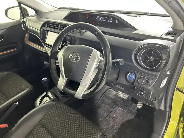 トヨタ アクア X－URBAN 佐賀県 2015(平27)年 9.2万km フレッシュグリーンマイカメタリック 純正7型ナビ/フルセグTV/CD/DVD/FM/AM/バックカメラ/ハーフレザーシート/シートヒーター/横滑り防止装置/ビルトインETC/アイドリングストップ/LEDヘッドライト/フォグランプ/オートライト/ウィンカーミラー/電動格納ミラー/純正16インチAW/シートリフター/プッシュスタート/スマートキー/フロアマット/ルーフレール